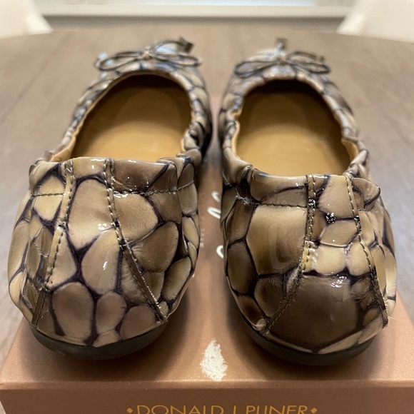 Donald J Pliner Ballet Flats in Smog Crocco Patent Leather, Size 9.5 - Picture 5 of 9